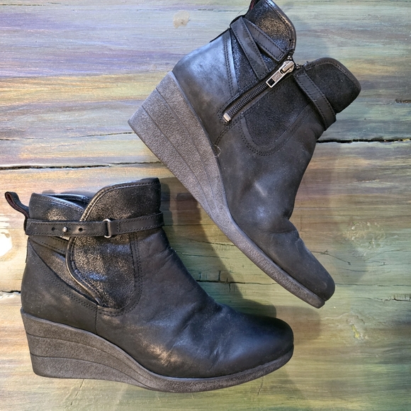 UGG Emalie Waterproof Boots - Picture 3 of 9